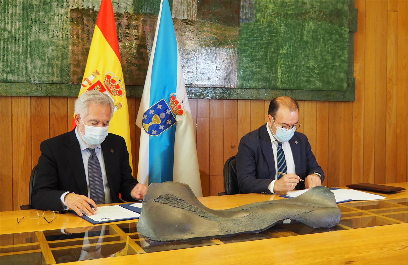 Foto da noticia:O Parlamento de Galicia e maila Universidade de Santiago reforzan o programa de prácticas académicas do alumnado de Dereito